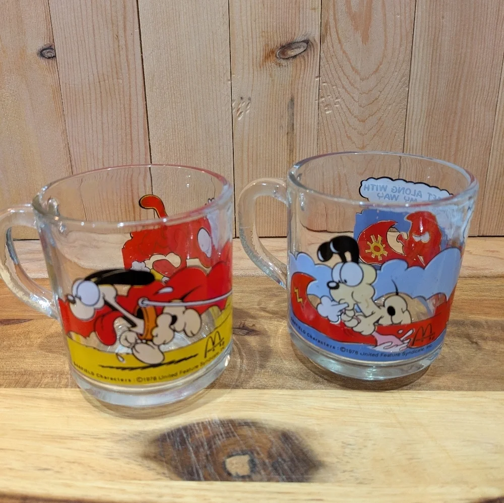 Garfield Glass Mug Set - Colorful Cartoon Design